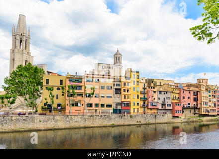 Ufer des Fluss Onyar mit der Basilika de Sant Feliu und Kathedrale Glockenturm überragt die Altstadt hängenden Häuser von Girona, Katalonien, Spanien Stockfoto