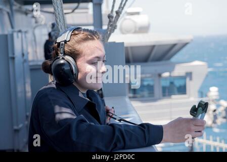 170420-N-FE442-036 arabischen Golf (20. April 2017) einem Mate Airman Apprentice Lindsay Tussel verwendet ein Turmfalke, um Temperatur und Wind Geschwindigkeit an Bord des Flugzeugträgers USS George H.W. Bush (CVN-77) (GHWB) zu erkennen. GHWB in den USA bereitgestellt wird 5. Flotte Bereich der Maßnahmen zur Erhöhung der Sicherheit im Seeverkehr Operationen, Verbündete und Partner zu beruhigen, und die Freiheit der Schifffahrt und den freien Fluss des Handels in der Region zu erhalten. (Foto: U.S. Navy Mass Communication Specialist 3. Klasse Matt Matlage/freigegeben) Stockfoto