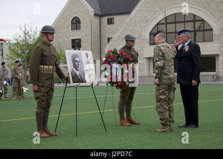 Soldaten der 1. Infanterie-Division trat Kansas State University Fakultät, Alaun und Studenten in formal Memorial Stadium für die 48 Soldaten, der K-Zustand vor dem ersten Weltkrieg teilgenommen und letztlich gab, die ihr Leben während des großen Krieges, 21. April in Manhattan, Kansas, zu widmen. Während der Zeremonie, Major General Patrick Frank legte handeln Führungskader der 1. Inf. Div. und Fort Riley trat von pensionierten Oberst Mike McDermott, einen Kranz nieder zu Ehren von Captain Willis Comfort, ein "Big Red One" Soldat, gehörte zu den K-Zustand 48. (US-Armee Fotos von Captain Ed Alvarado, 19. Public Affairs-D Stockfoto