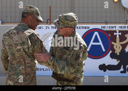 Generalleutnant Michael Garrett, Kommandierender general der US Army Central grüßt Generalmajor William Lee, Kommandierender general der 3. medical Command (Deployment Support) bei einem kurzen Website-Besuch des gemalten Wandbild zu feiern 25 Jahre Partnerschaft zwischen den beiden Befehlen, April 21 auf Lager als Sayliyah. 3. medizinische Befehl wurde im Jahr 1991 zur Unterstützung und wertvolle Gesundheitsversorgung für Soldaten innerhalb ARCENT umgeflaggt. (Foto: U.S. Army Sgt Bethany Huff, ARCENT Public Affairs) Stockfoto