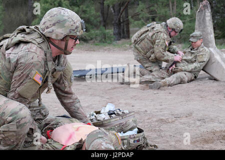 SPC. Bryce Britton und Sgt. Frank Romanowski, Battle Group Poland Mediziner behandeln Opfer als Teil ihrer Notfall-Ausbildung in der Nähe von Bemowo Piskie April 21. Die Probe-Übungen helfen die Kampfgruppe medizinisches Personal identifizieren und zu reduzieren, Zeit der Versorgung und Transport von Verletzten. (US-Armee Foto von Spc. Kevin Wang/freigegeben) Stockfoto