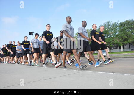 In diesem Bild, veröffentlicht von der Army Reserve 75. Training Command marschieren Soldaten mit der Einheit Stabskompanie in Bildung auf dem Weg zu einem halbjährlichen Test der körperlichen Fitness in Houston, Texas, Freitag, 21. April 2017. Ein hoher Standard für körperliche Leistungsfähigkeit innerhalb der Army Reserve trägt zu seiner insgesamt Kampfbereitschaft und Letalität. (Foto / 75. Training Command, Armee-Reserve-Oberstleutnant Adam Collett) Stockfoto