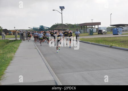 In diesem Bild, veröffentlicht von der Army Reserve 75. Training Command marschieren Soldaten mit der Einheit Stabskompanie in Bildung auf dem Weg zu einem halbjährlichen Test der körperlichen Fitness in Houston, Texas, Freitag, 21. April 2017. Ein hoher Standard für körperliche Leistungsfähigkeit innerhalb der Army Reserve trägt zu seiner insgesamt Kampfbereitschaft und Letalität. (Foto / 75. Training Command, Armee-Reserve-Oberstleutnant Adam Collett) Stockfoto