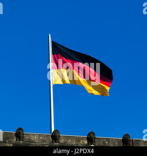 Seidige Flagge von Deutschland fliegen im Wind.  Deutsche Flagge auf der Oberseite Reichstagsgebäude, Berlin, Deutschland Stockfoto