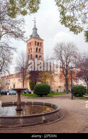 Iglesia Románica de San Andrés Desde la Plaza De La Merced de Segovia. Kastilien-León, España. Stockfoto