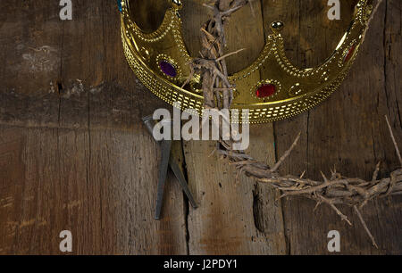 goldene Krone und Dornenkrone auf rustikalen Holz mit Nägeln Stockfoto