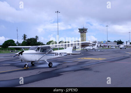 Eine Cessna 172 Skyhawk einmotorige Flugzeuge, die auf dem Rollfeld des Abeid Amani Karume International Airport der Flughafen in der Sansibar Archipels auf Unguja Insel südlich von Zanzibar City, der Hauptstadt von Sansibar ein semi-autonomen Teil von Tansania entfernt geparkt, in Ostafrika Stockfoto