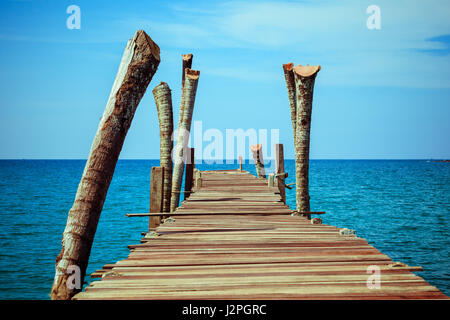 Gehweg.  Pier über Wasser. Holzponton Stockfoto