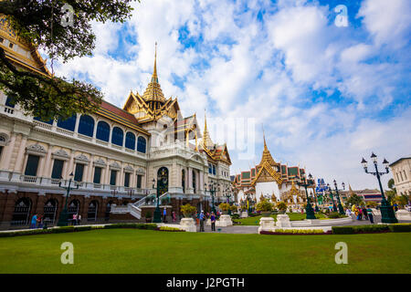 Bangkok, Thailand - 15. Dezember 2013: Tempel und Touristen Bangkoks Grand Palace. Der große Palast besteht aus verschiedenen Gebäuden, Hallen und pav Stockfoto