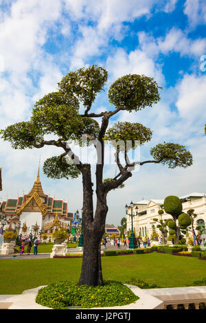 Bangkok, Thailand - 15. Dezember 2013: Tempel und Touristen Bangkoks Grand Palace. Der große Palast besteht aus verschiedenen Gebäuden, Hallen und pav Stockfoto