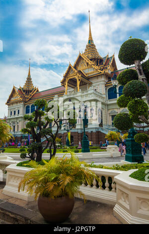 Bangkok, Thailand - 15. Dezember 2013: Tempel und Touristen Bangkoks Grand Palace. Der große Palast besteht aus verschiedenen Gebäuden, Hallen und pav Stockfoto