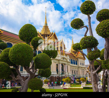 Bangkok, Thailand - 15. Dezember 2013: Tempel und Touristen Bangkoks Grand Palace. Der große Palast besteht aus verschiedenen Gebäuden, Hallen und pav Stockfoto