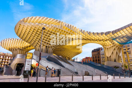 SEVILLA, Spanien-Mai 09: Metropol Parasol in Plaza De La Encarnación am 9. Mai 2015 in Sevilla, Spanien. J. Mayer H. Architekten, sie besteht aus verklebt Stockfoto