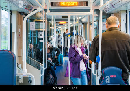 Transport nach Edinburgh, Straßenbahnen, Mobility Scooter, Disability, George Deeks Stockfoto