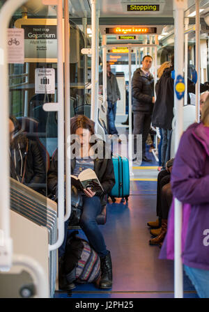 Transport nach Edinburgh, Straßenbahnen, Mobility Scooter, Disability, George Deeks Stockfoto