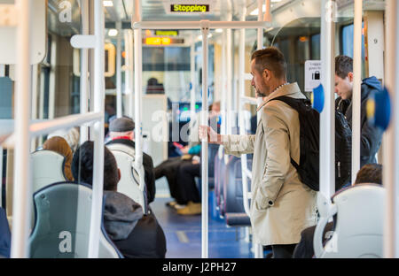 Transport nach Edinburgh, Straßenbahnen, Mobility Scooter, Disability, George Deeks Stockfoto