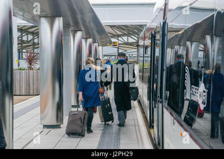 Transport nach Edinburgh, Straßenbahnen, Mobility Scooter, Disability, George Deeks Stockfoto