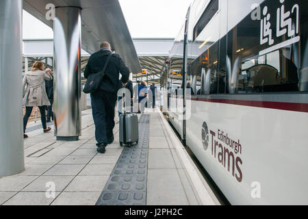 Transport nach Edinburgh, Straßenbahnen, Mobility Scooter, Disability, George Deeks Stockfoto