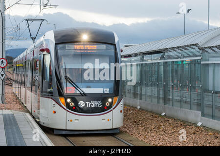 Transport nach Edinburgh, Straßenbahnen, Mobility Scooter, Disability, George Deeks Stockfoto