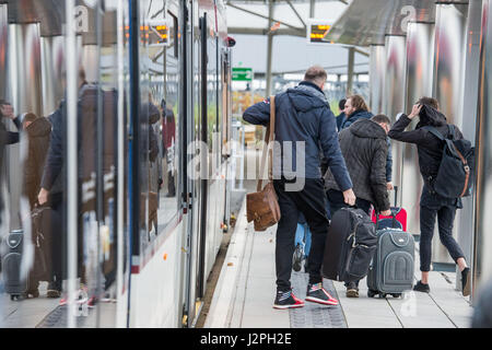 Transport nach Edinburgh, Straßenbahnen, Mobility Scooter, Disability, George Deeks Stockfoto