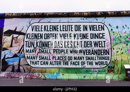 BERLIN, Deutschland - März 20: Graffiti an der East Side Gallery am 20. März 2015 in Berlin, Deutschland. Die East Side Gallery ist der längste erhaltene str Stockfoto
