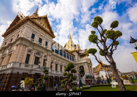 Bangkok, Thailand - 15. Dezember 2013: Tempel und Touristen Bangkoks Grand Palace. Der große Palast besteht aus verschiedenen Gebäuden, Hallen und pav Stockfoto