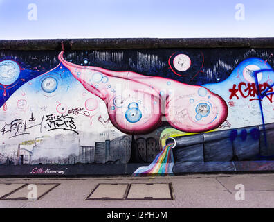 BERLIN, Deutschland - März 20: Graffiti an der East Side Gallery am 20. März 2015 in Berlin, Deutschland. Die East Side Gallery ist der längste erhaltene str Stockfoto