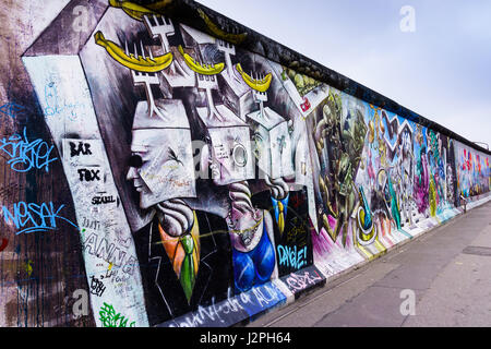 BERLIN, Deutschland - März 20: Graffiti an der East Side Gallery am 20. März 2015 in Berlin, Deutschland. Die East Side Gallery ist der längste erhaltene str Stockfoto