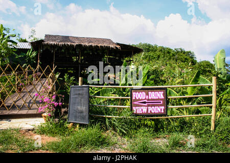 Haus im Dschungel. Blick über die Landschaft der Insel. Während einer Fahrt auf der Insel Phuket in Thailand. Stockfoto