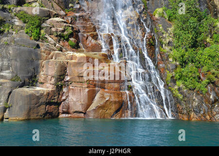 Wasserfall auf dem alle Heiligen See (Lago Todos Los Santos) im Lake District von Chile in der Nähe von Puerto Varas und der Grenze zu Argentinien. Stockfoto