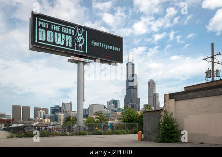 CHICAGO, IL -19 Jul 2015-Bulletin, die Anzeige "legte die Waffen" entstand vor dem Hintergrund der Innenstadt von Chicago, eine Stadt bekannt für Pistole Vio Stockfoto