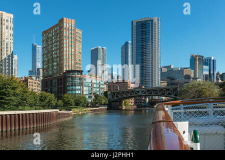 Chicago Riverfront Architektur aus dem nördlichen Zweig des Chicago Rivers gesehen Süden. Stockfoto