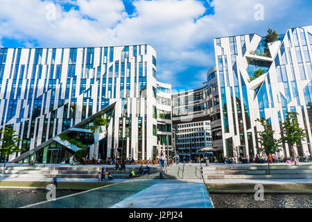 Düsseldorf, Deutschland - 14. Juni 2015: Blick auf den Ko - Bogen. Ko-Bogen ist eine groß angelegte Büro- und Einkaufszentrum von New York Architektur entworfen Stockfoto