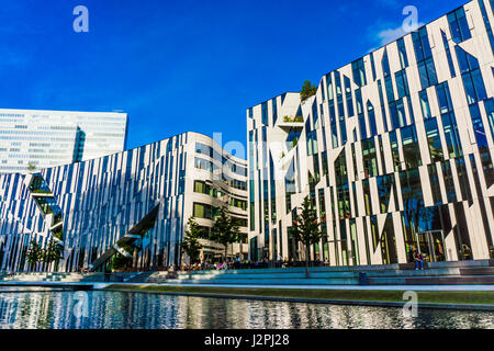 Düsseldorf, Deutschland - 14. Juni 2015: Blick auf den Ko - Bogen. Ko-Bogen ist eine groß angelegte Büro- und Einkaufszentrum von New York Architektur entworfen Stockfoto