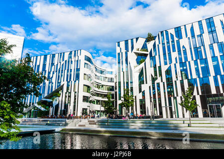 Düsseldorf, Deutschland - 14. Juni 2015: Blick auf den Ko - Bogen. Ko-Bogen ist eine groß angelegte Büro- und Einkaufszentrum von New York Architektur entworfen Stockfoto