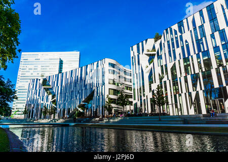 Düsseldorf, Deutschland - 14. Juni 2015: Blick auf den Ko - Bogen. Ko-Bogen ist eine groß angelegte Büro- und Einkaufszentrum von New York Architektur entworfen Stockfoto