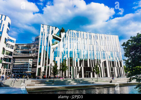 Düsseldorf, Deutschland - 14. Juni 2015: Blick auf den Ko - Bogen. Ko-Bogen ist eine groß angelegte Büro- und Einkaufszentrum von New York Architektur entworfen Stockfoto