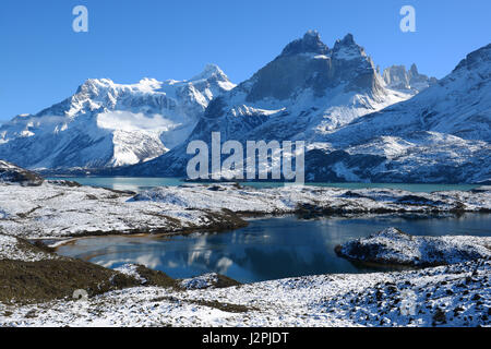 Die schöne Nordenskjold See im Winter im Inneren der Torres del Paine Nationalpark mit Blick auf die Cuernos Del Paine, Patagonien, Chile. Stockfoto