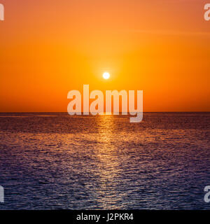 Sonnenuntergang über dem Meer. Schönheit-Landschaft. Wunderschönen Sonnenaufgang Stockfoto