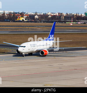 BERLIN, DEUTSCHLAND - MÄRZ, 22. Eine Boeing 737-683 von SAS (Scandinavian Airlines) landet am Flughafen Berlin-Tegel Deutschland am 22. März 2015 Stockfoto