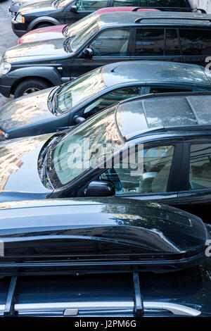 mehrere Autos parkten auf einem Parkplatz in der Stadt Straße Stockfoto