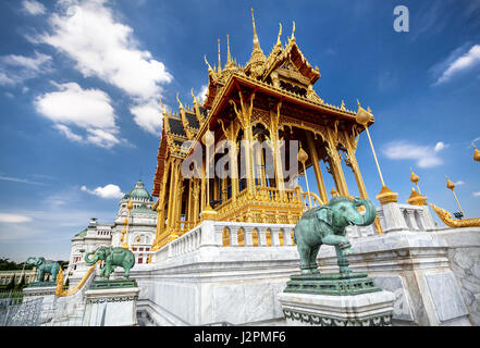 Der Ananta Samakhom Throne Hall in thailändischen Dusit Königspalast und grüne Elefantenstatuen in Bangkok, Thailand Stockfoto