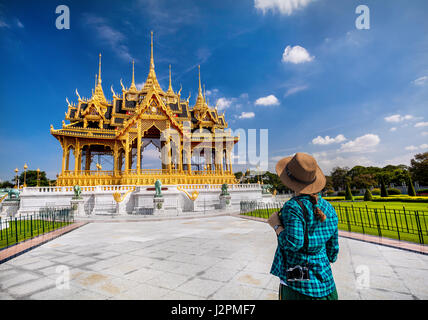 Frau in Hut und grün geprüft mit Foto-Kamera betrachten der Ananta Samakhom Throne Hall in Thai Royal Dusit Palast, Bangkok, Thailand Stockfoto