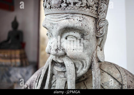 Steinstatue der Mönch im buddhistischen Tempel Wat Pho in Bangkok, Thailand Stockfoto