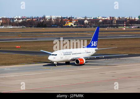 BERLIN, DEUTSCHLAND - MÄRZ, 22. Eine Boeing 737-683 von SAS (Scandinavian Airlines) landet am Flughafen Berlin-Tegel Deutschland am 22. März 2015 Stockfoto