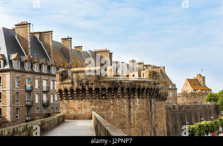 Stadt-Wand-Häuser von St. Malo, Bretagne, Frankreich Stockfoto