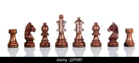 Hölzerne Schach. Satz von Schachfiguren. Schachfiguren isoliert auf weißem Hintergrund. Stockfoto