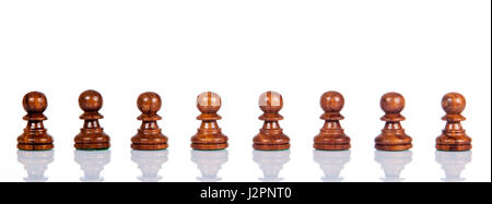 Hölzerne Schach. Satz von Schachfiguren. Schachfiguren isoliert auf weißem Hintergrund. Stockfoto
