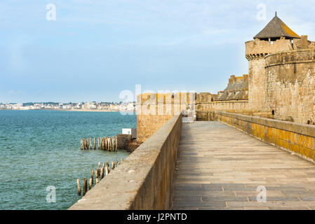 Stadt-Wand-Häuser von St. Malo, Bretagne, Frankreich Stockfoto