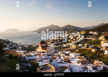 Blick auf das Dorf Panteli auf Leros Insel in Griechenland in den frühen Morgenstunden. Stockfoto